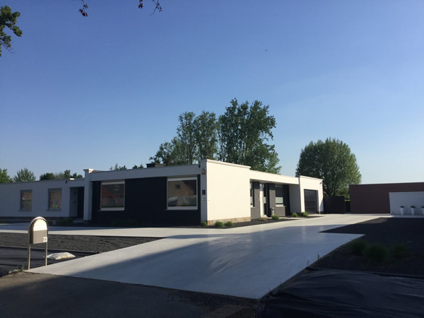 T&T DESIGN:  Inrichting van een strakke bungalow in Oordegem